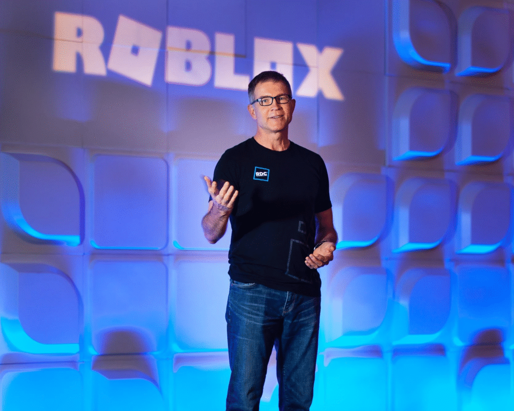 Imagem de destaque mostrando os fundadores do Roblox, David Baszucki e Erik Cassel, ao lado do logo da plataforma.